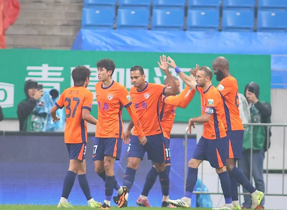 皮球划出一, 道漂亮的弧 皮球划出一, 道漂亮的弧