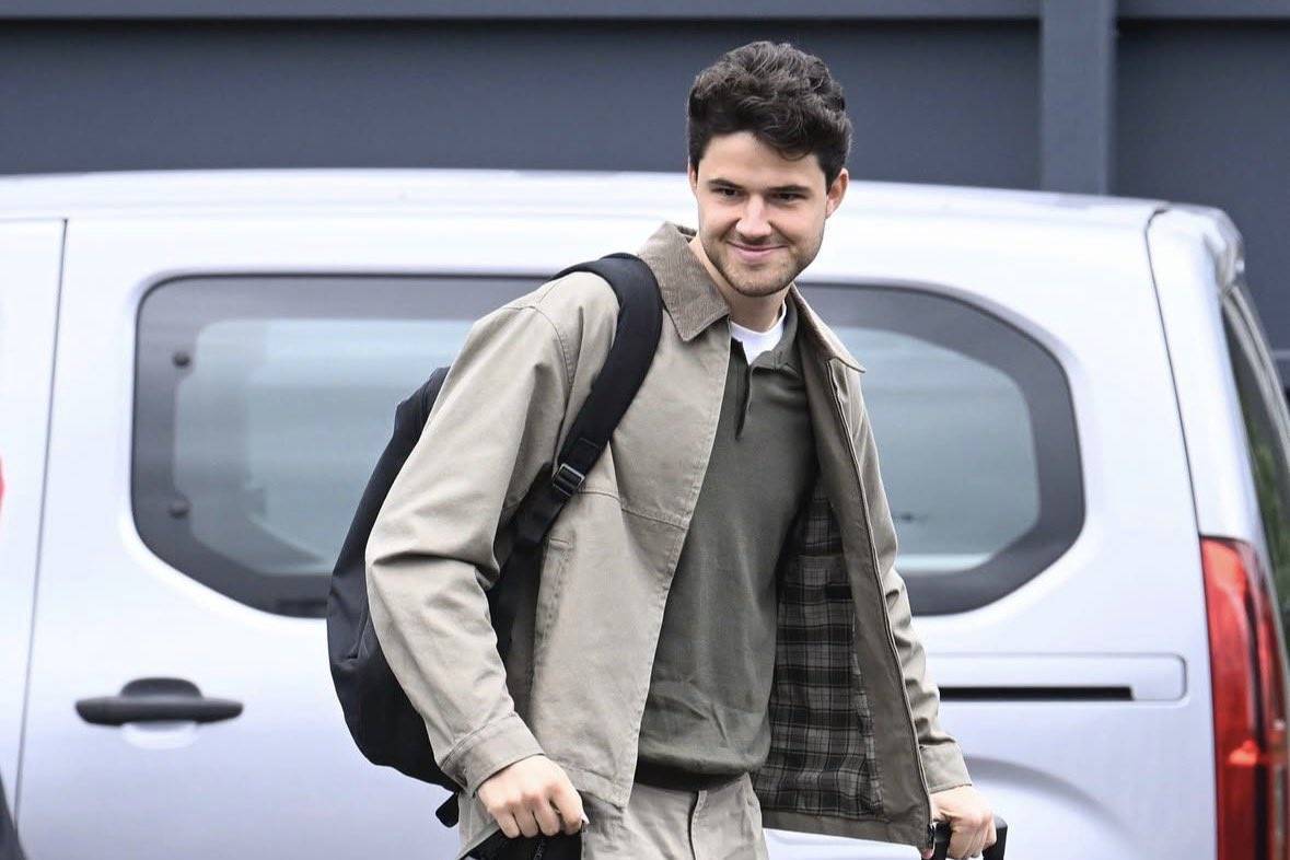 力曼联会面, 重压, 的是一名更